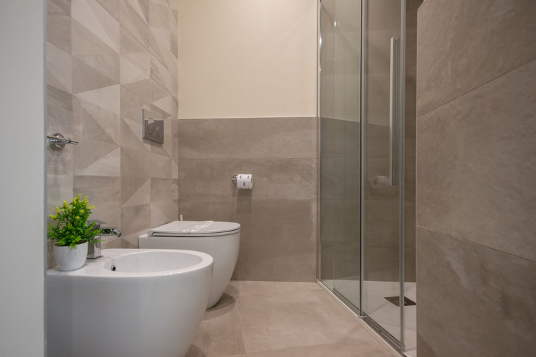 Bathroom 4, Truly Verona, Verona
