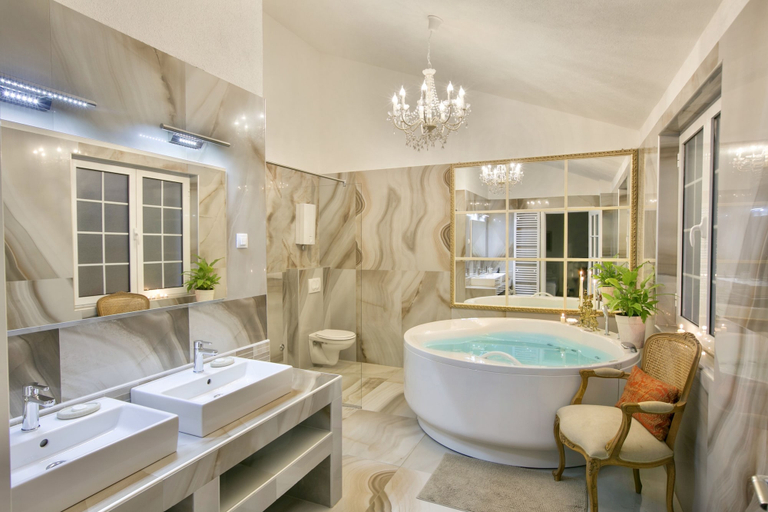 Bathroom 5, Marinero Apartments