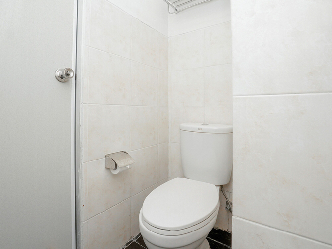 Bathroom 5, OYO 91964 Menara Rungkut Surabaya, Surabaya
