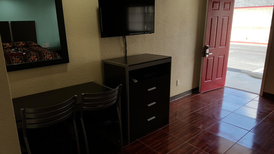 Others 5, Luxury Inn & RV Park, Karnes