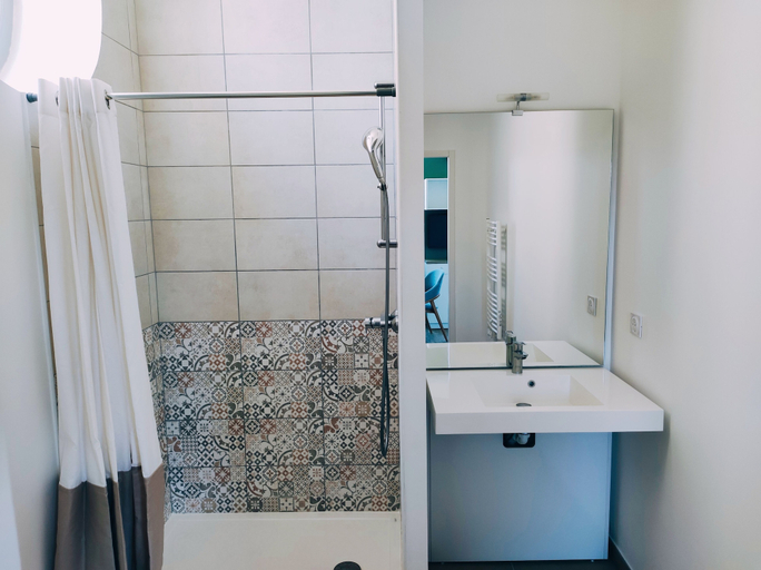 Bathroom 5, PREMIERE PIERRE, Gironde