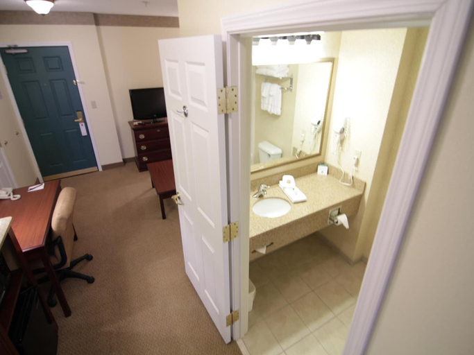 Bathroom 4, Town & Country Inn and Suites, Adams