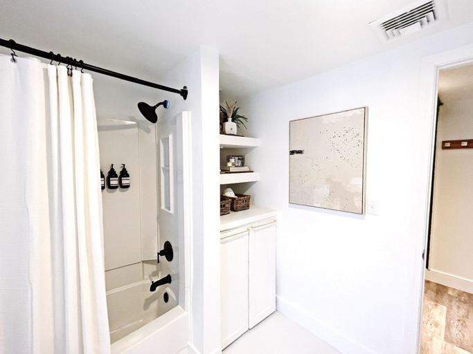 Bathroom 3, House on Fort Hale, New Haven