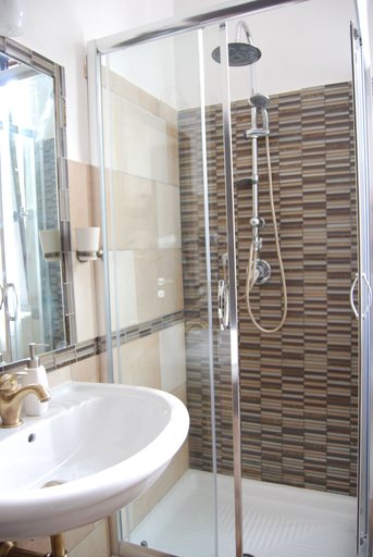 Bathroom 5, Guesthouse outside the Port, Roma