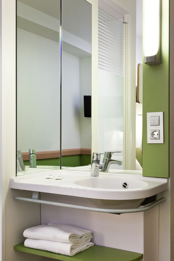 Bathroom 5, ibis budget Alicante, Alicante