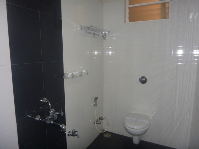 Bathroom 4, Hotel Santhi Bhavan, Chennai