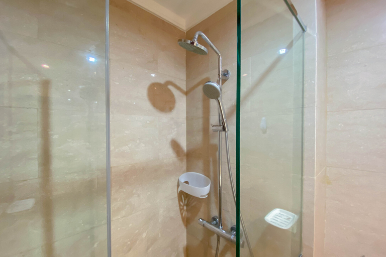 Bathroom 5, Comfort and Modern Studio Apartment at Menteng Park By Travelio, Jakarta Pusat