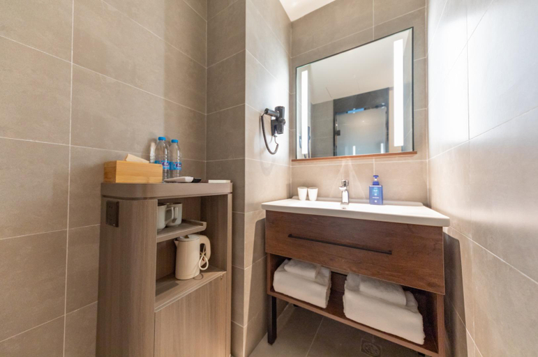 Bathroom 4, Hanting Hotel (Shanghai Xiaonanmen Metro Station), Shanghai
