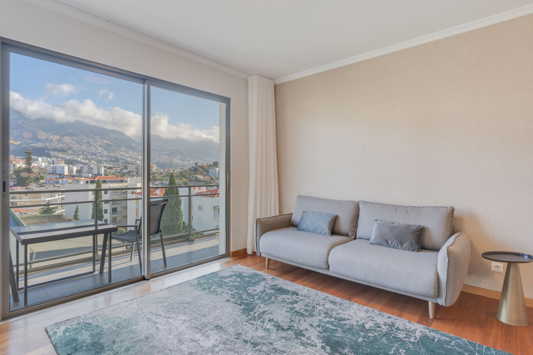 Others 3, Barreiros Residence I, Funchal