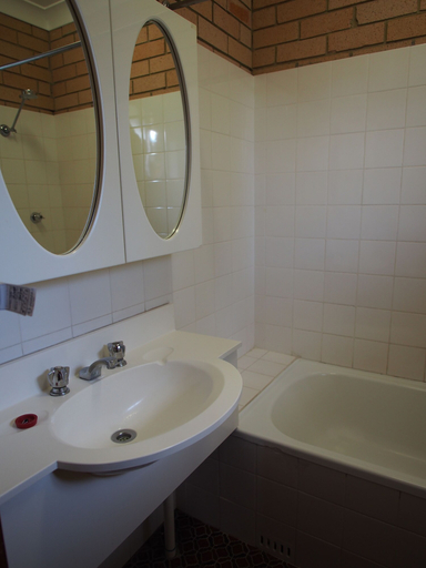 Bathroom 4, Windmill Motel, Wollongong - Inner