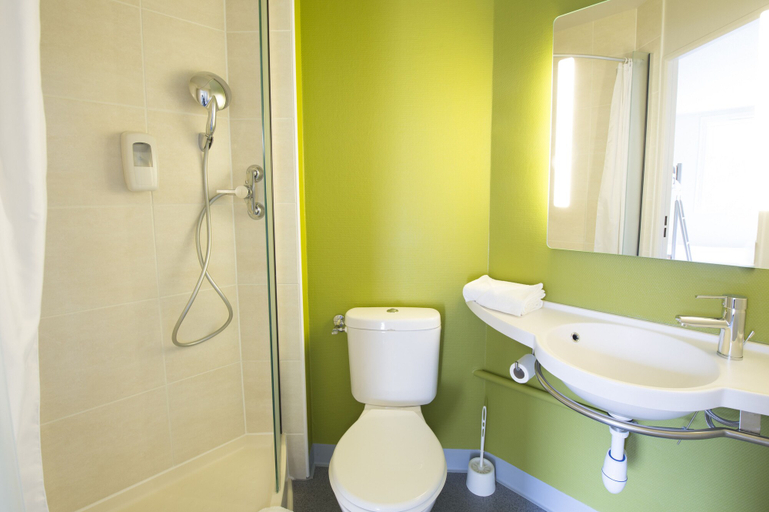 Bathroom 4, B&B HOTEL Auxerre Monéteau, Yonne
