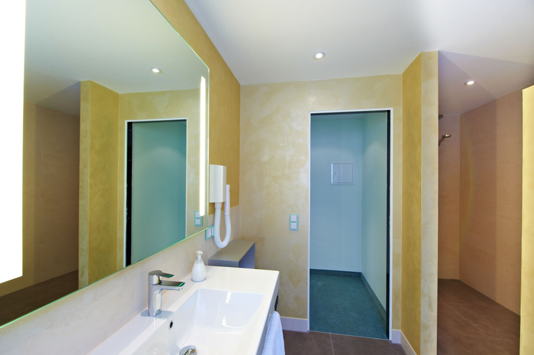 Bathroom 4, Hirsch Hotel, Esslingen