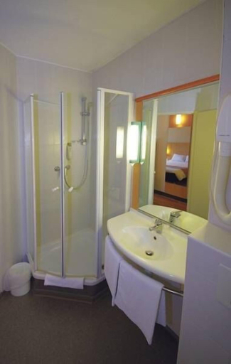 Bathroom 5, ibis Grenoble Gare, Isère
