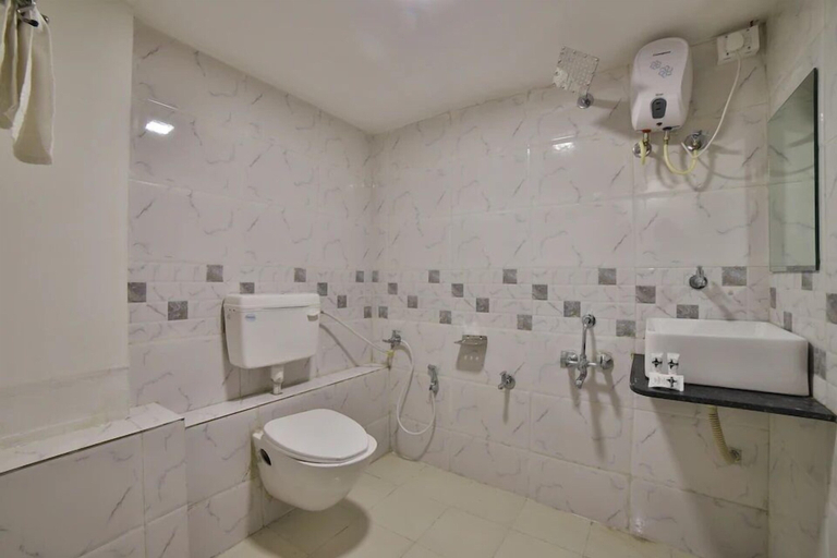 Bathroom, Hotel Maan Palace, Gandhinagar