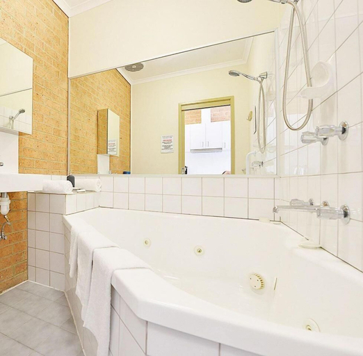 Bathroom 4, Cranbourne Motor Inn, Casey - Cranbourne