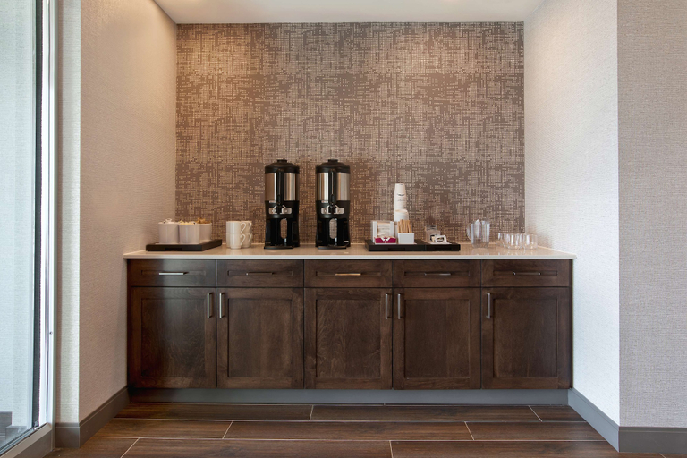 Food & Drinks 5, Hampton Inn & Suites Ottawa West, Ottawa