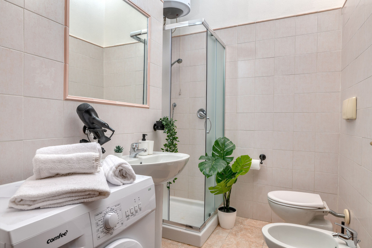 Bathroom 3, IzzHome Escape, Cagliari