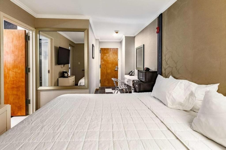 Bedroom 3, Umbrella Hotel Brooklyn, New York