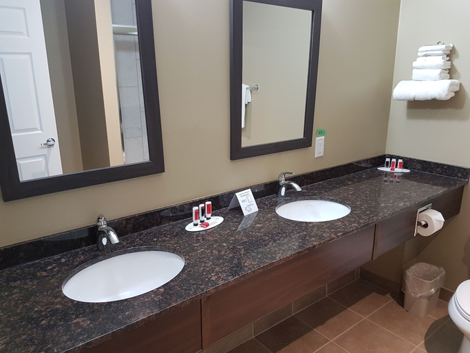 Bathroom 5, Super 8 by Wyndham Hardisty, Division No. 7