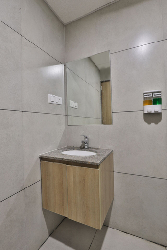 Bathroom 3, hotel monville, Vadodara