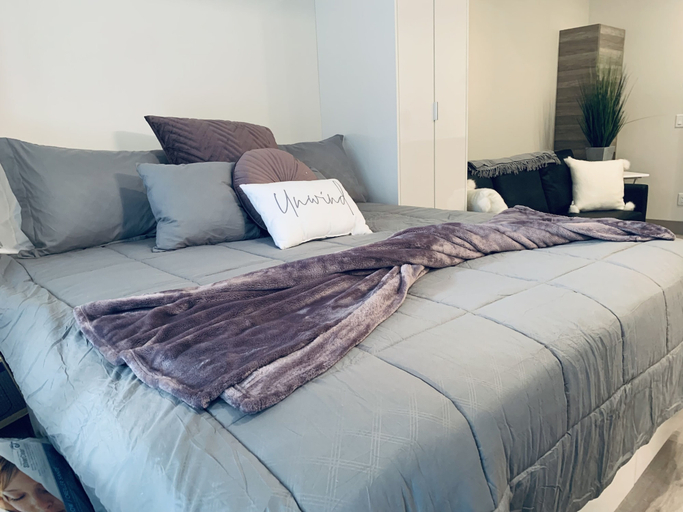 Bedroom 3, Romantic Lakeside Studio Suite, North Okanagan