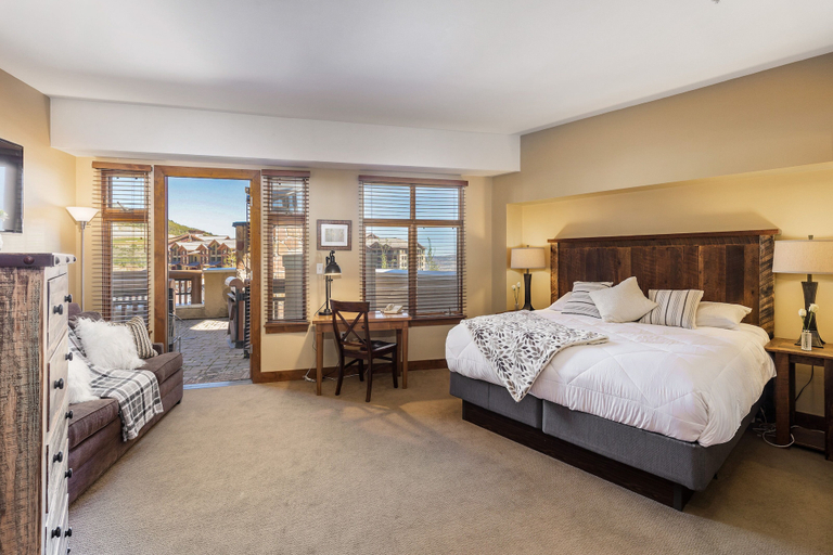 Bedroom 2, Sun King Suite, Summit