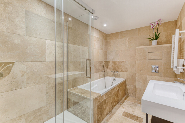 Bathroom 4, Domaine de la Nerthe, Bouches-du-Rhône