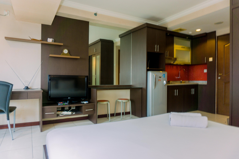 Bedroom 3, Modern Look and Comfy Studio Great Western Resort Apartment By Travelio, Tangerang