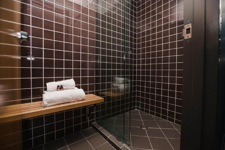 Bathroom 3, Gilligan's Backpackers Hotel & Resort, Cairns