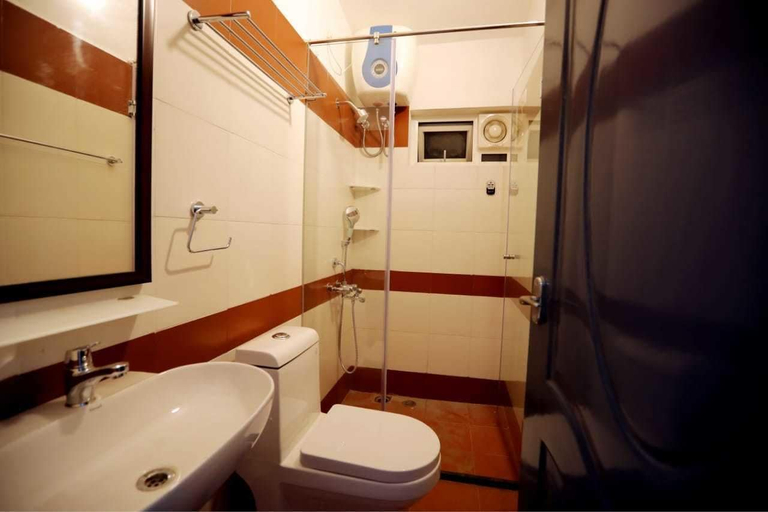 Bathroom 3, Cherry Blossom Homestay, Dindigul