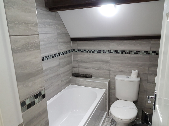 Bathroom 3, The Glebe Hotel, Sefton