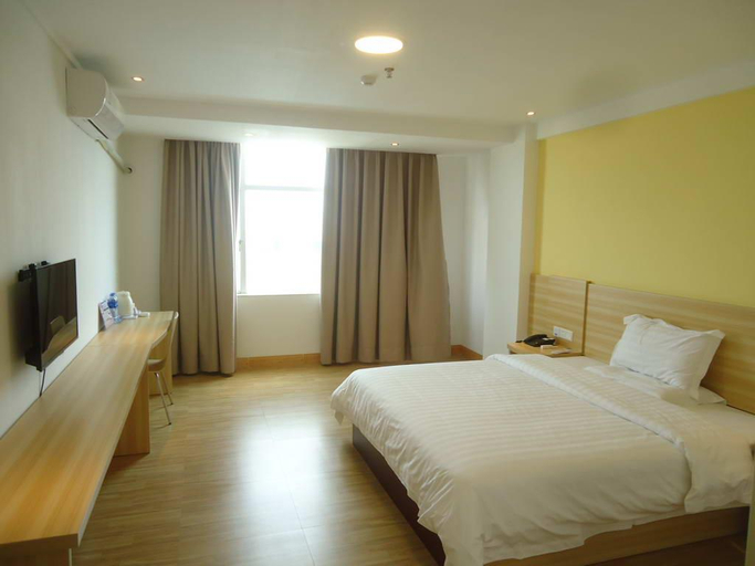 Bedroom 2, 7 Days Inn Zhuhai Gaolangang Pinsha, Zhuhai