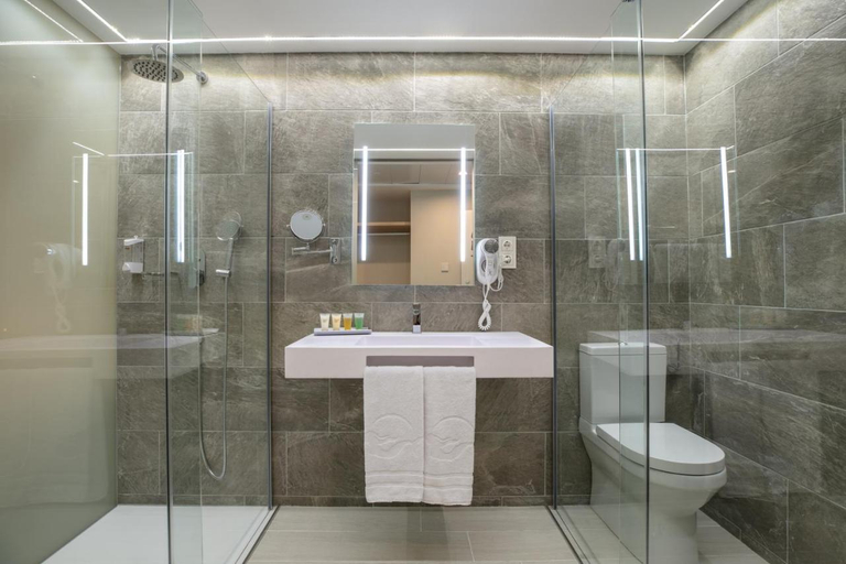 Bathroom 5, The Ibiza Twiins, Baleares