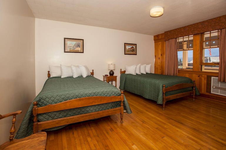 Bedroom 5, Rising Sun Motor Inn and Cabins - Inside the Park, Glacier