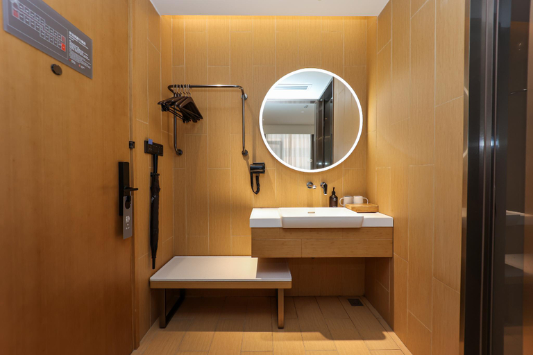 Bathroom 4, Ji Hotel Shanghai Xujiahui Caobao Road Subway Stat, Shanghai