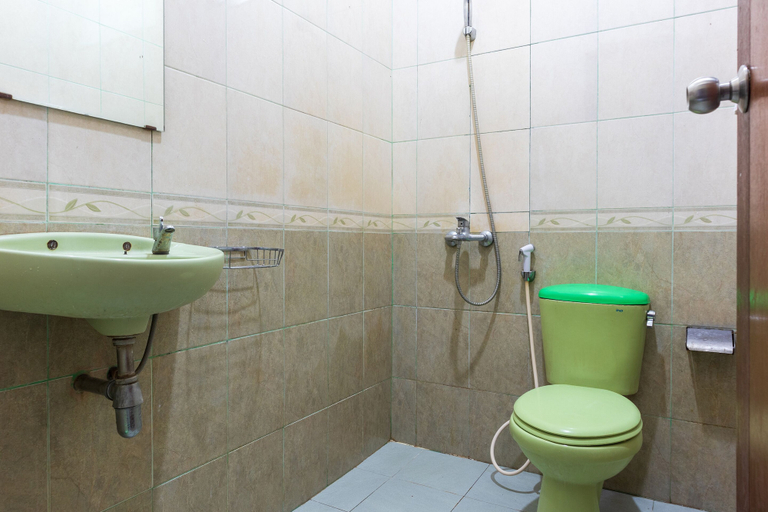 Bathroom, Super OYO 1682 Greenia Hotel, Kupang