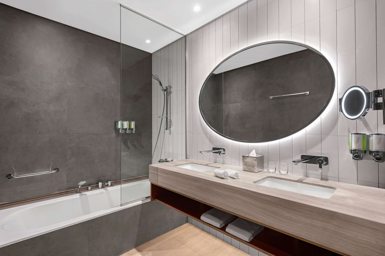 Bathroom 5, Hampton by Hilton Marjan Island, Ras Al Khaimah