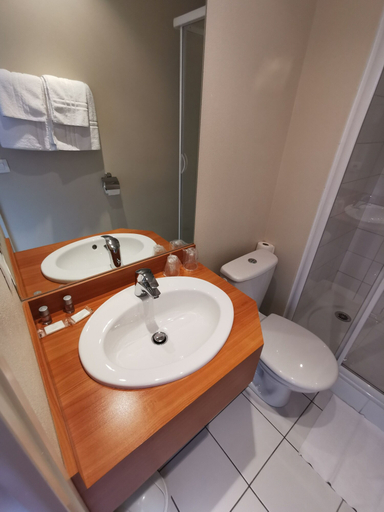 Bathroom 5, Hotel La Consigne, Calvados