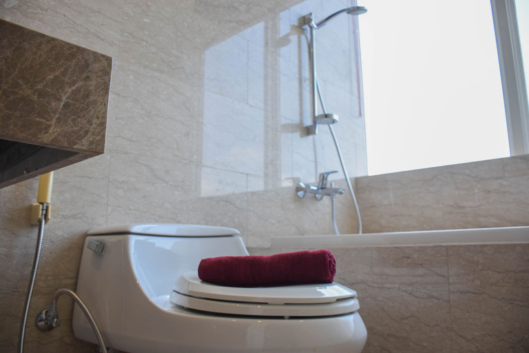 Bathroom 3, Nice and Spacious 3BR at Menteng Park Apartment, Central Jakarta