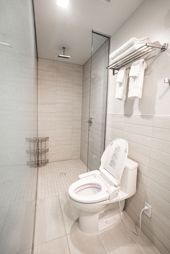 Bathroom 5, SOVA Micro-Room & Social Hotel, Dallas