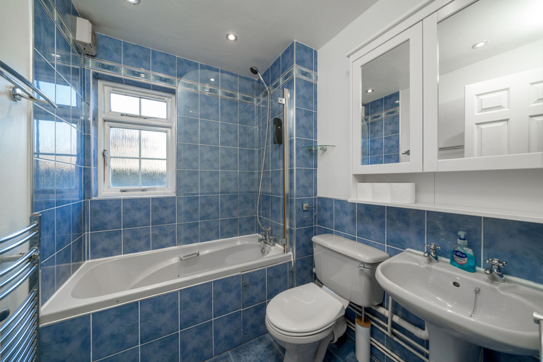 Bathroom, Crawley Pet Friendly 1-Bedroom Apartment, West Sussex