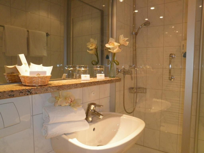 Bathroom 5, Thermen-Hotel Rottaler Hof, Passau