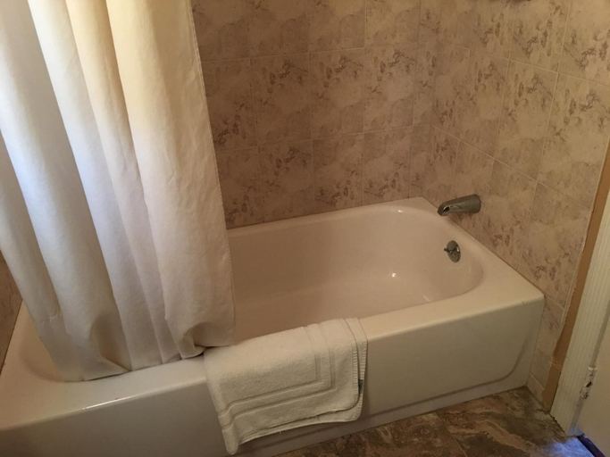 Bathroom 5, Budget Inn, Los Angeles