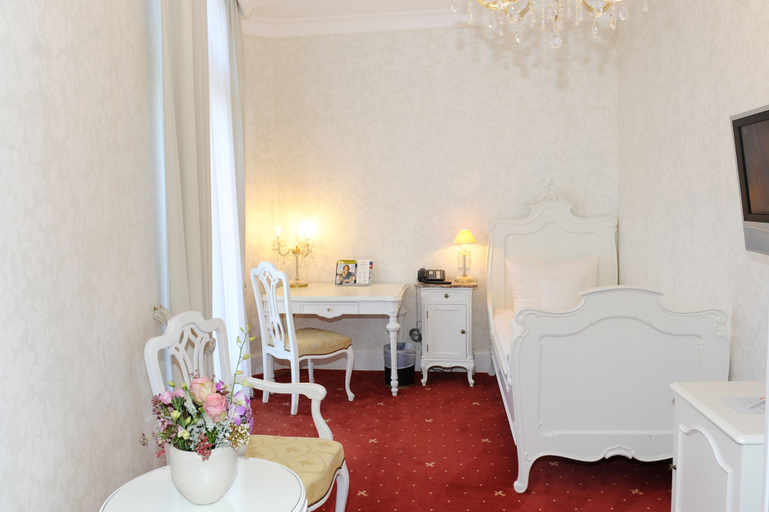 Bedroom 2, HELIOPARK Bad Hotel zum Hirsch, Baden-Baden