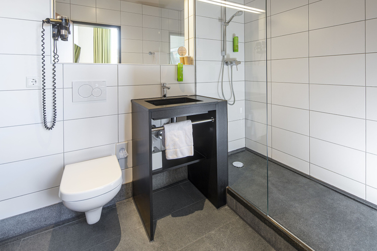 Bathroom 5, Joesepp´s Hotel am Schweizerberg, Memmingen