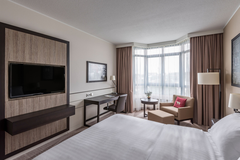 Bedroom 3, Munich Airport Marriott Hotel, Freising