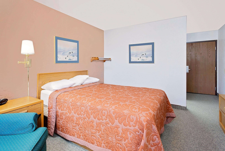 Bedroom 3, Super 8 by Wyndham Cut Bank, Glacier