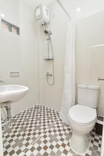 Bathroom 4, RedDoorz Plus near Jalan Imam Bonjol Denpasar, Denpasar