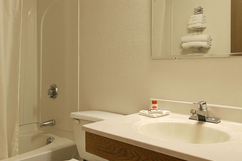 Bathroom 4, Super 8 by Wyndham Manchester Airport, Hillsborough