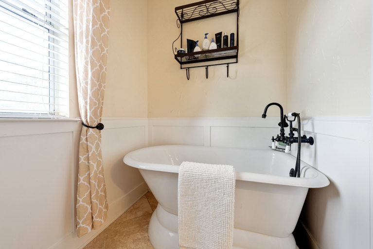Bathroom 5, The Plantation House Boutique Inn, Travis